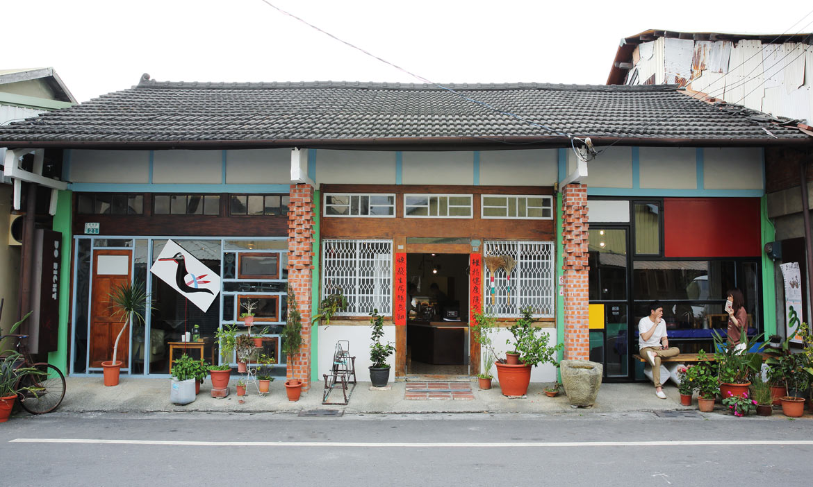 嘉義民雄「渡對」老屋食堂，看火車配烏魚子炒飯，一桌澎湃媽媽味