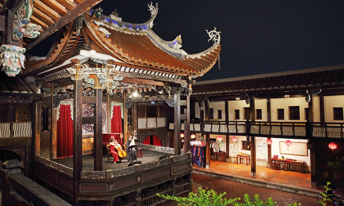 夜訪台中霧峰林家宮保第，黑幕下喫茶、看戲 一晌紅樓夢時光