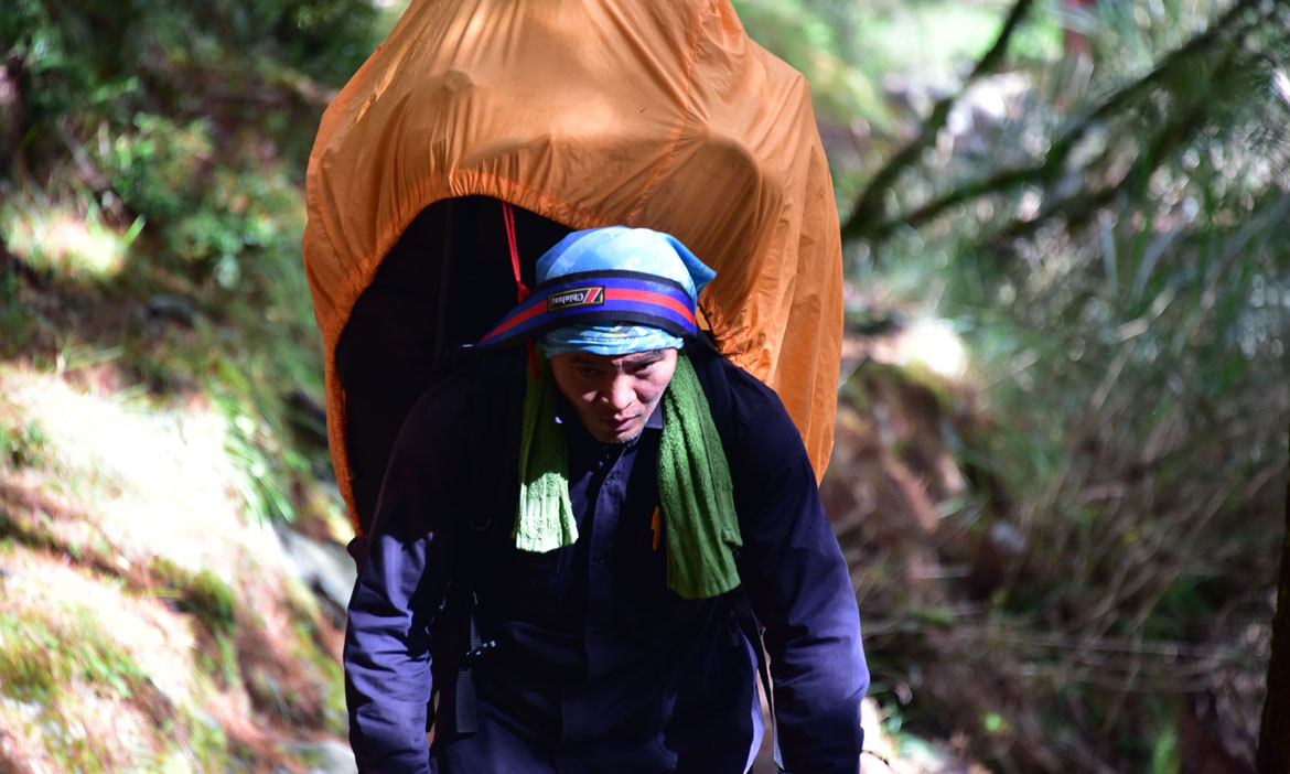 揭開嚮導背工與巡山員背後的故事 從頭帶開始說起，有一群人在山上走出自己的路