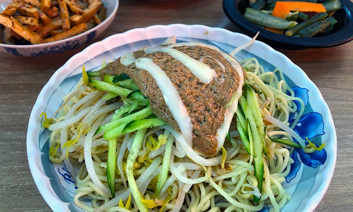 「白醋」就是美乃滋？挑戰5種嘉義混搭美食，涼麵、蛋餅、皮蛋豆腐都可以加！