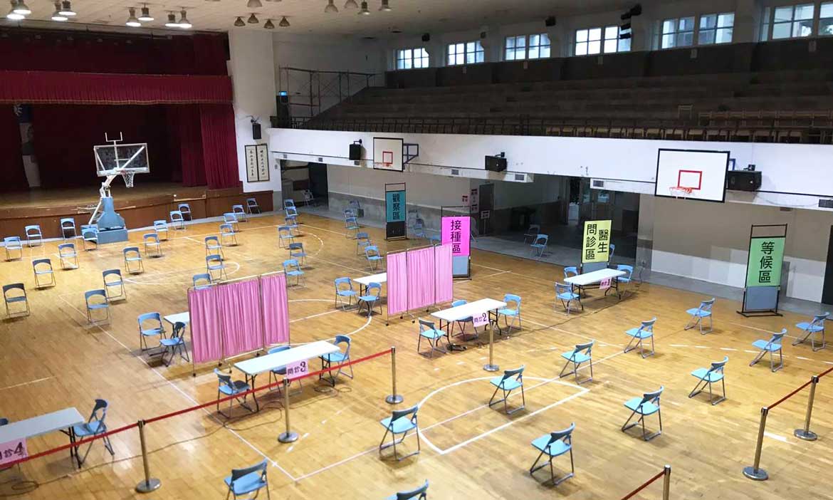 懶人包》75歲以上長者怎麼預約施打AZ疫苗？22縣市接種規定與通知方式總整理