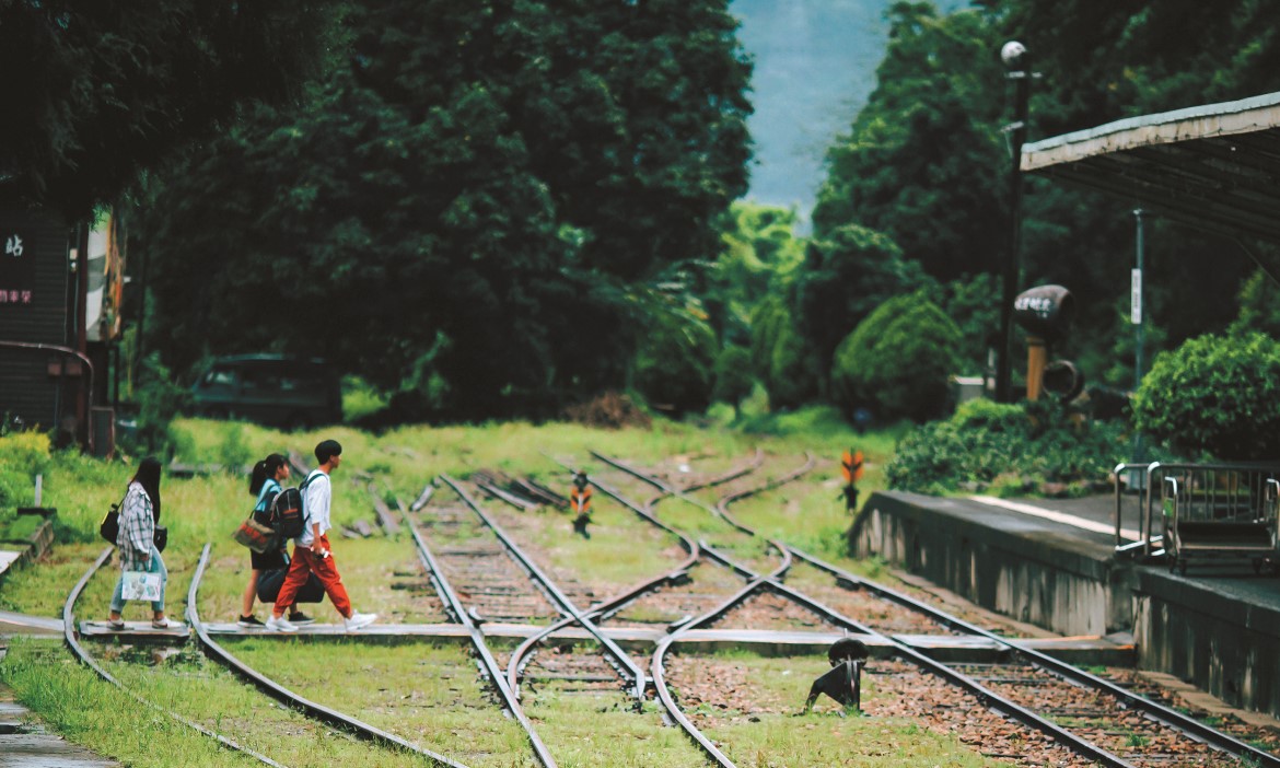 搭乘支線小火車，深澳、內灣、集集、舊山線上走走停停，探照山海邊角生活
