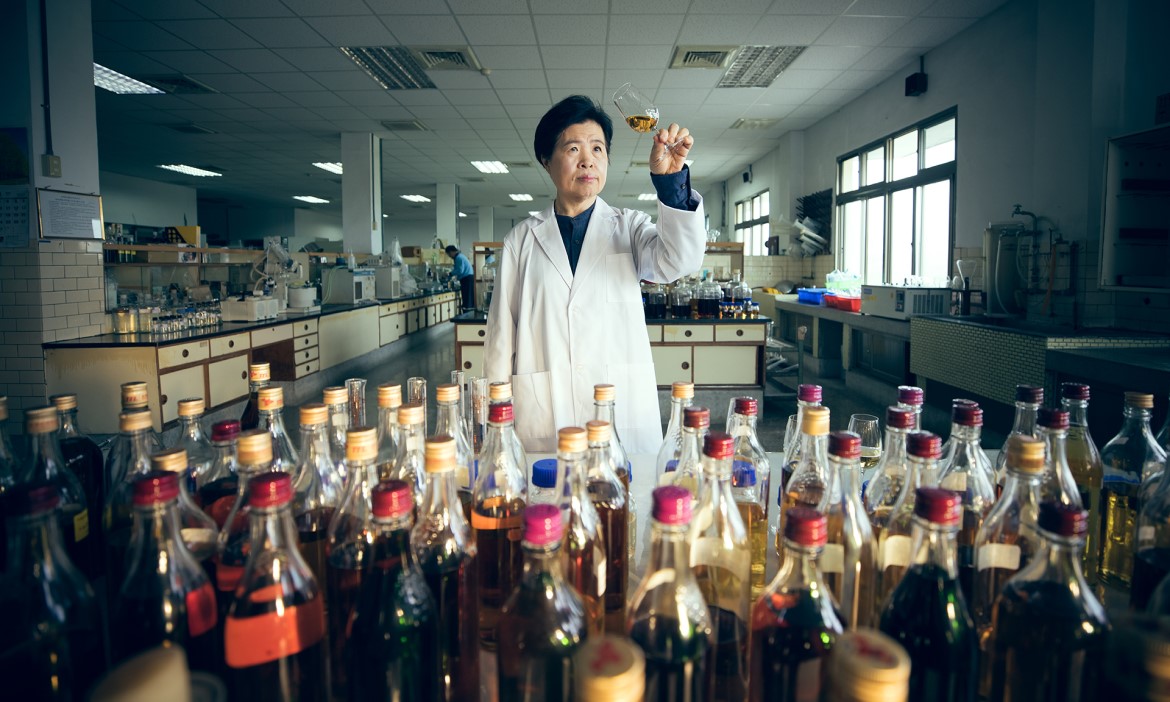42年只醉過一次的南投酒廠調酒師，用在地果物釀出威士忌裡的台灣調
