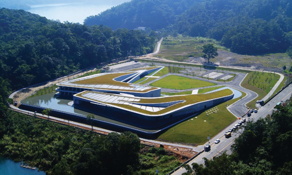 與日月潭最近的距離 向山遊客中心為紀念921地震而生，成為大地的一部分