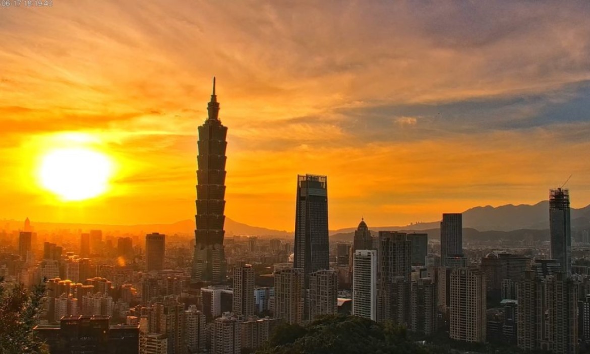從象山遠眺台北城全貌，4K景點即時影像、縮時攝影，宅在家就能24小時賞美景