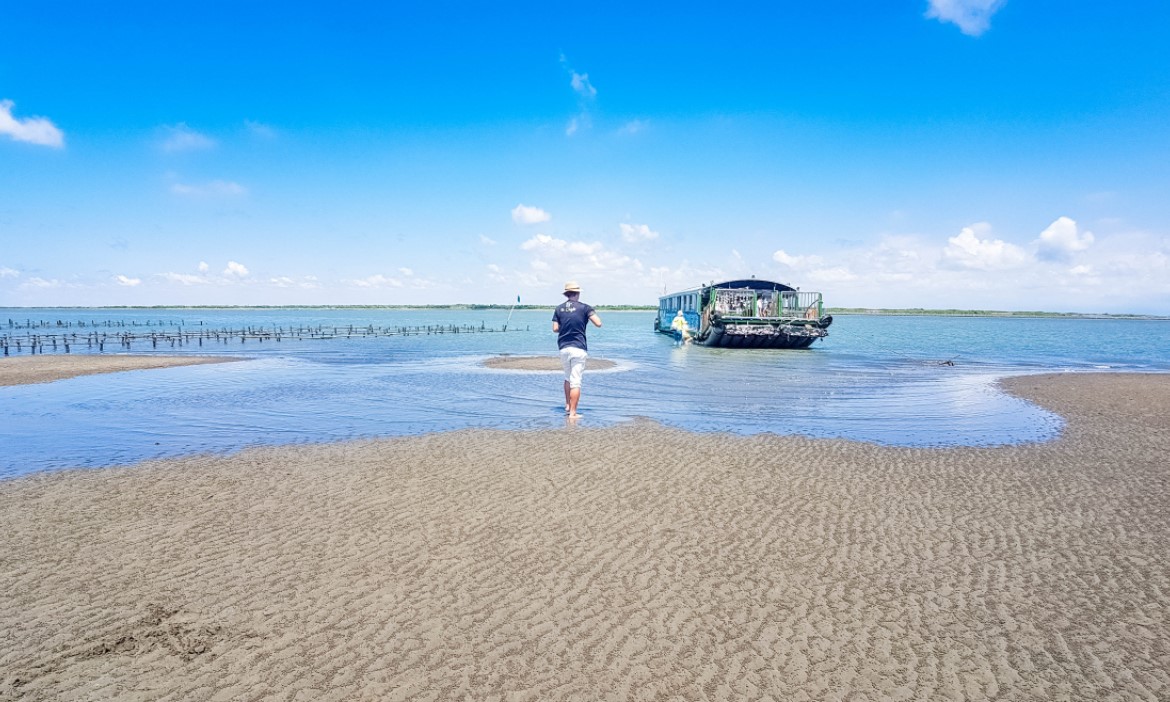 嘉義海岸遊(下)：搭上有廚房的漁筏，登陸外傘頂洲，讓美食與風景雙重療癒