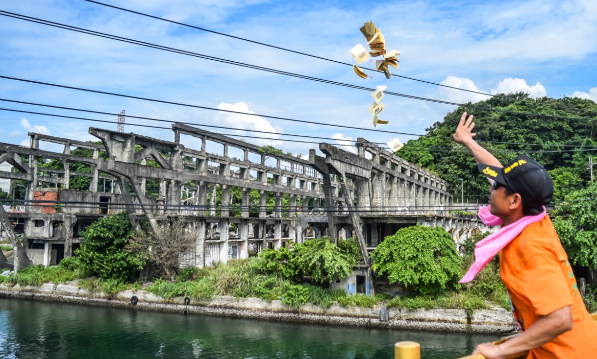 熱鬧不輸基隆中元祭，正濱漁港旁的社靈廟三府王爺王船，陸地上也能巡江