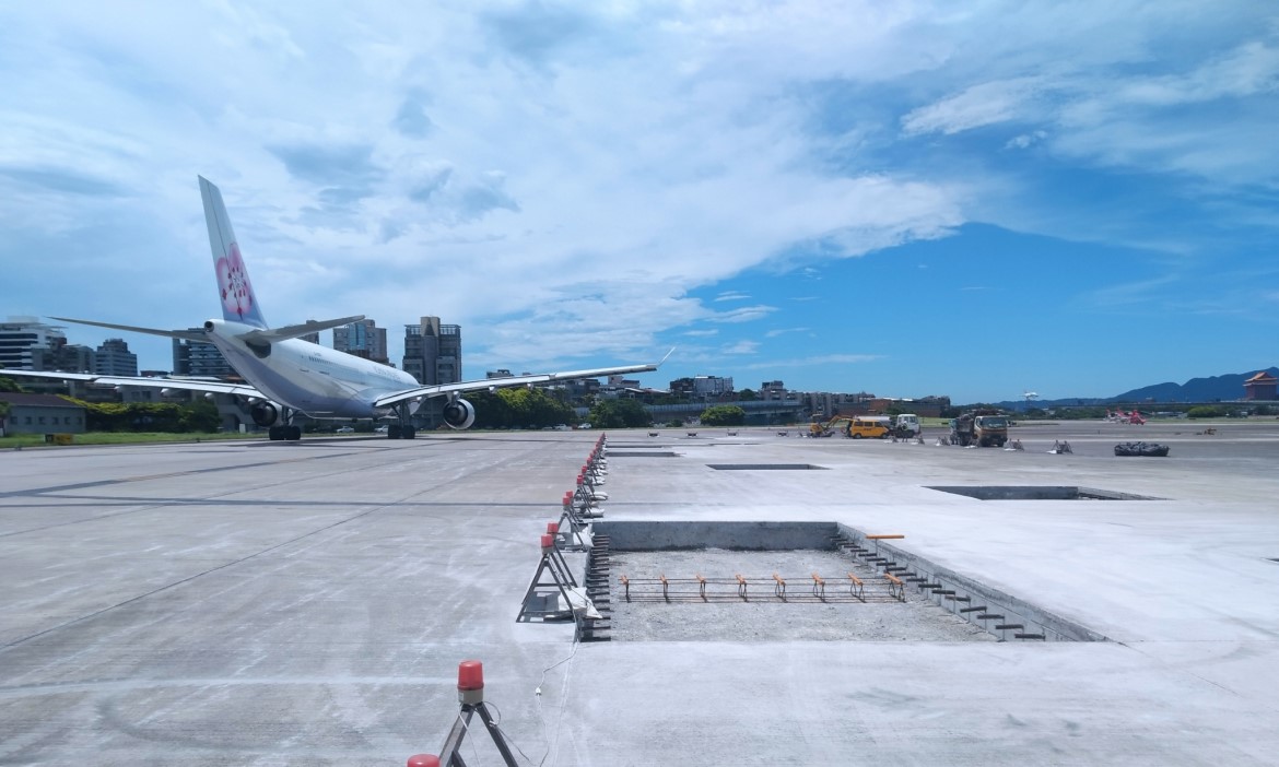 從更新機坪、修理座椅到搭建肺炎快篩站，機場維護員工作範圍比你想得多