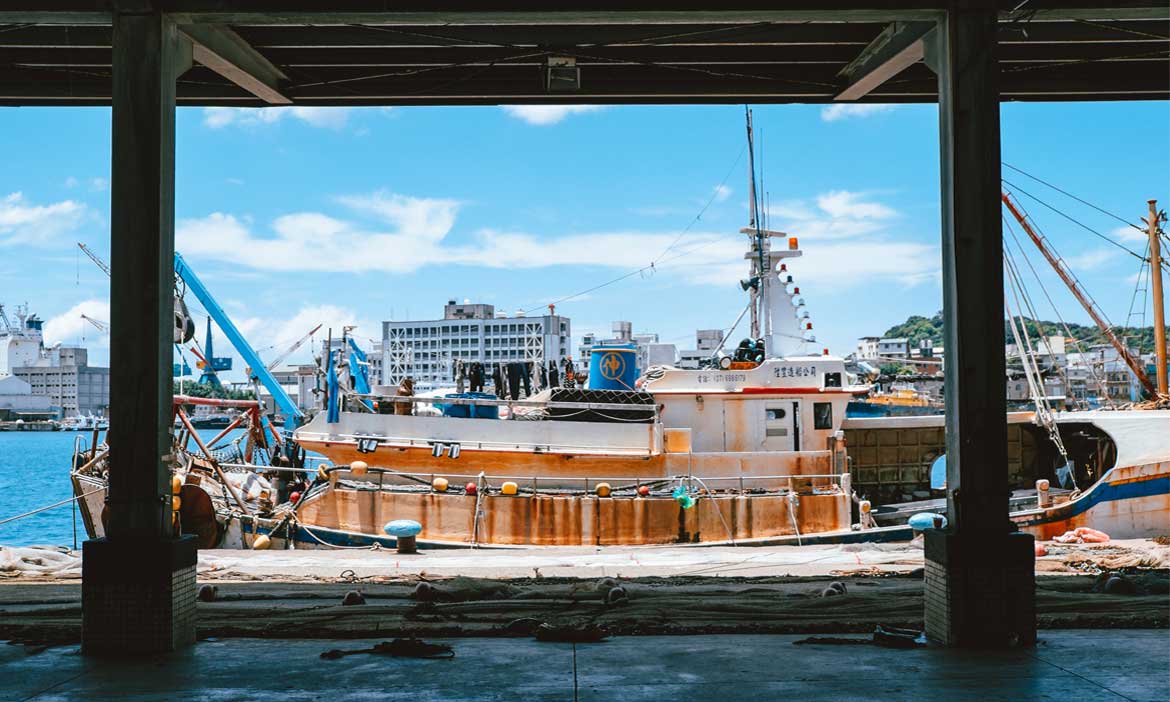 將正濱漁港變身藝術展場 基隆無圍牆「永晝海濱美術館」開展！走讀漁港人們的日常故事