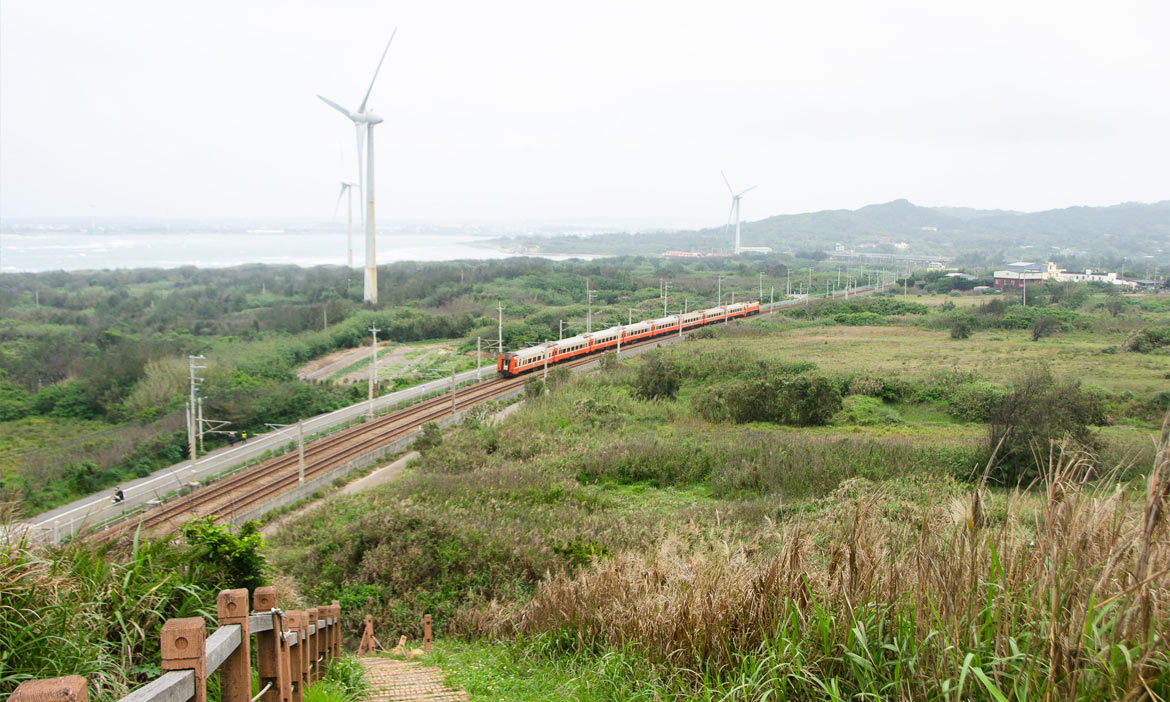 山、海、火車、風車交織的廣闊視野，苗栗後龍半天寮好望角海景步道 每一處都迷人