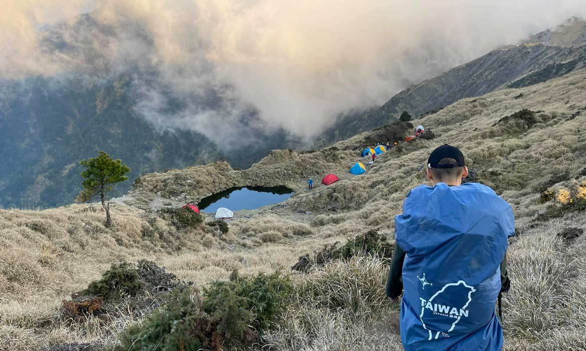 中央山脈大縱走北三段 能高安東軍併走牡丹池，行過遺世而獨立的高山湖泊們