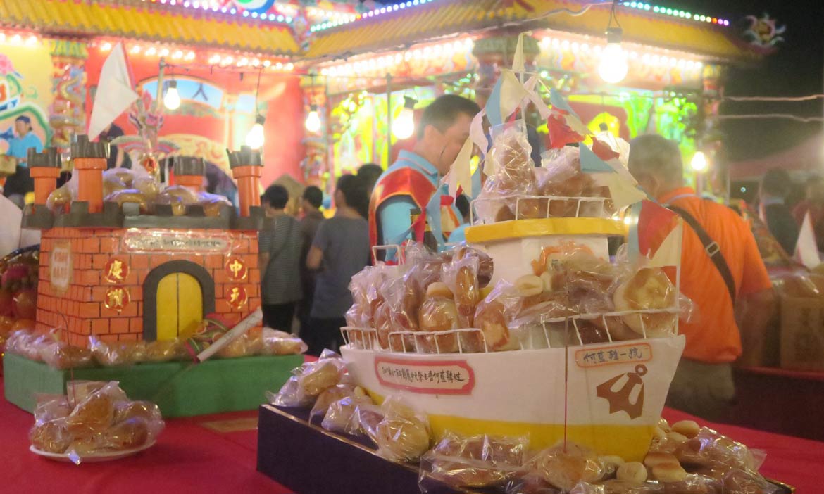 普度到底在度什麼？從雞籠中元祭看鬼神與常民文化，三連桌上的每個小細節都是故事