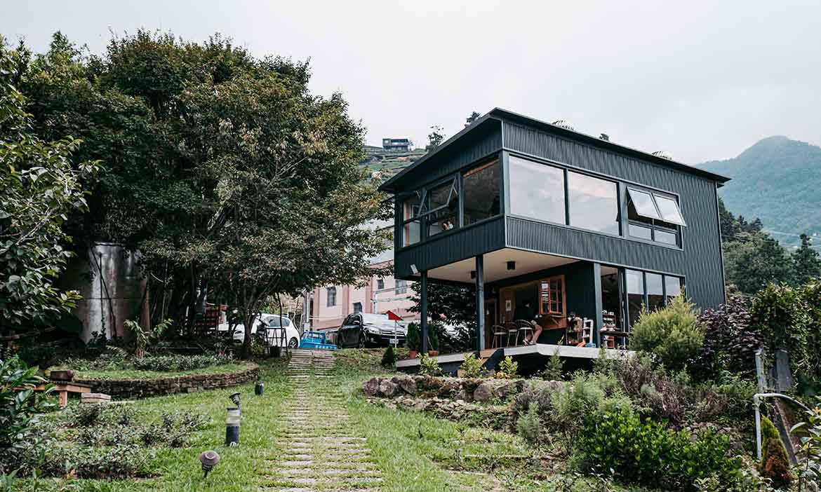 嘉義梅山「山角鐵茶屋」，在寫意的深山野嶺茶席邊 喝一口阿里山的山頭氣
