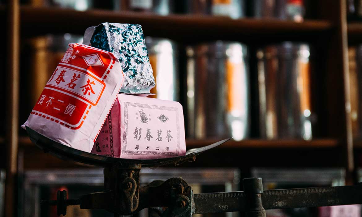 屏東潮州「彰春茶莊」沖一壺茶的清香，與人喝茶才厚情 堅持手工紙包茶的溫度