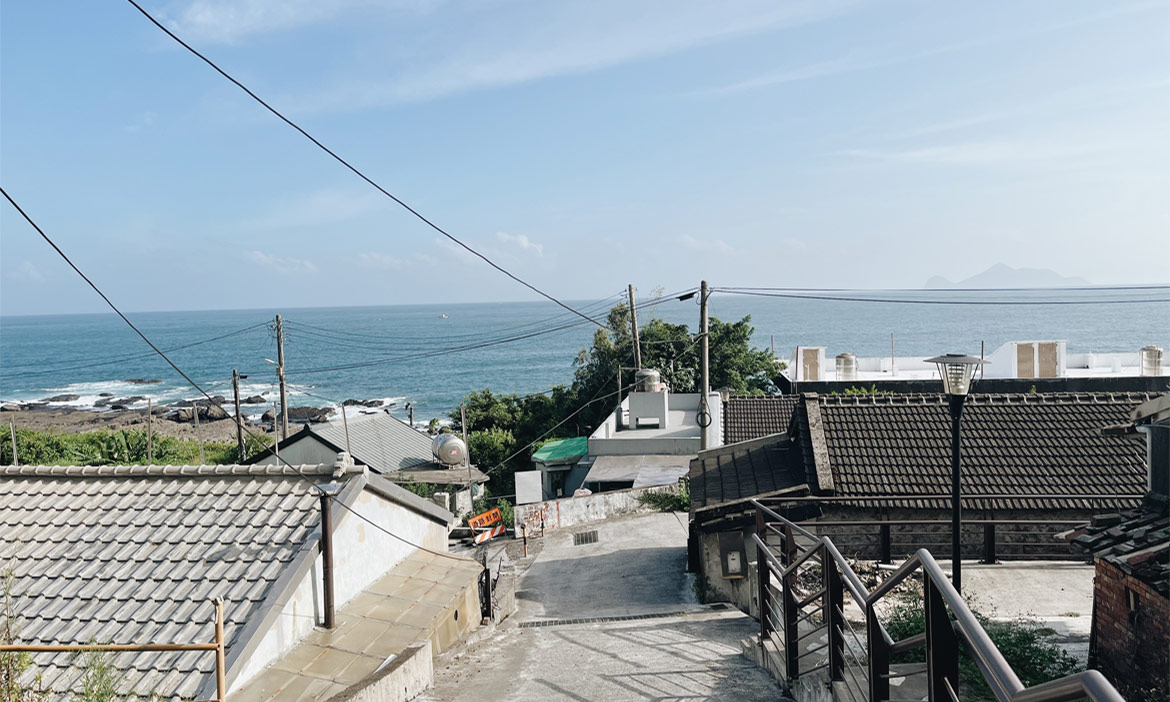 來去福隆尋找台版《海岸村恰恰恰》，沿著太平洋藍相伴的舊草嶺環狀自行車道，感受恬靜漁村風情