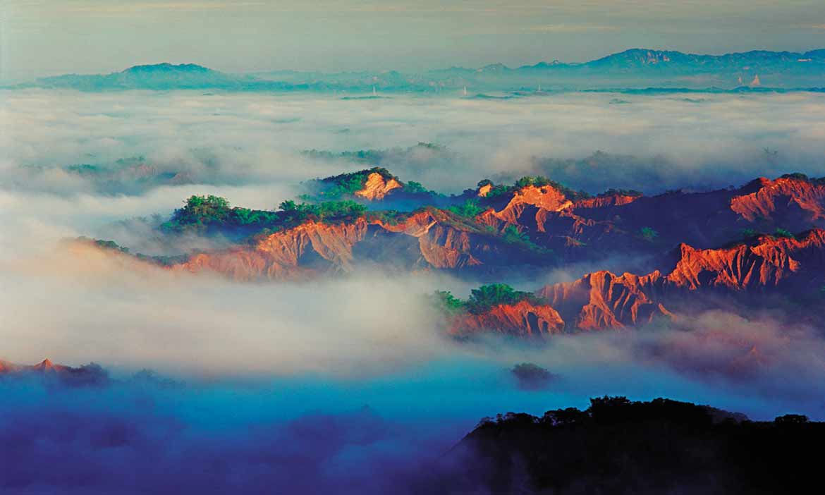 精選全台七座美景瞭望台，帶你穿越雲裡霧裡，看見日出、雲海、無敵視野