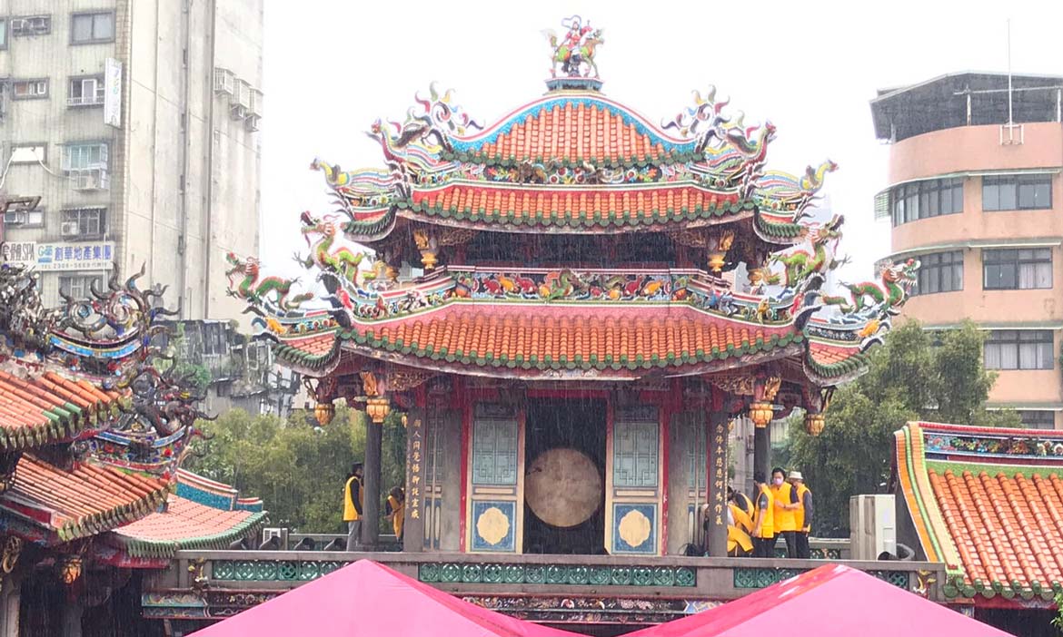 台灣博物館神社藏品 龍山寺獨木大鼓鳴響62年，近期將返家修復，破例在十月底擊鼓告別