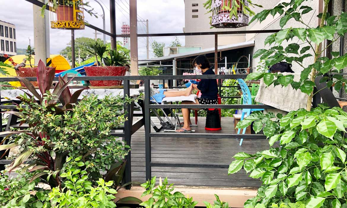 台東花園玫瑰民宿主人斜槓足療專業，為旅人雙手呈上心滿意「足」的療癒之旅