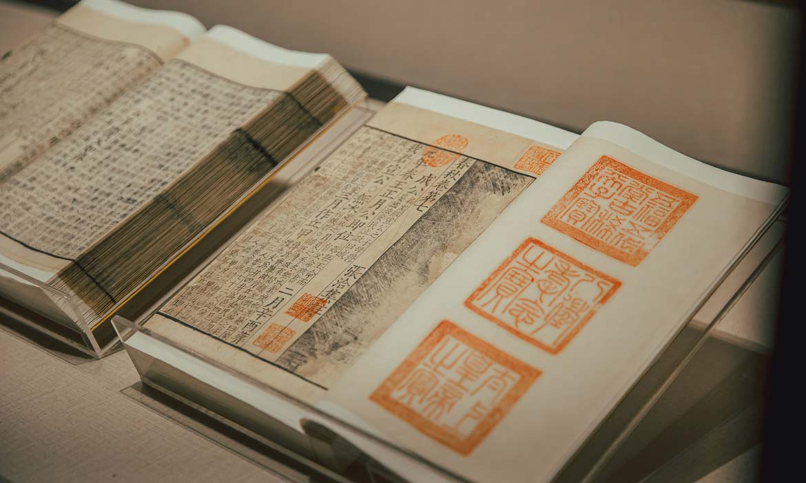 請「老前輩」走出庫房，故宮博物院策展人讓文物與現代對話，從每個展覽細節出發