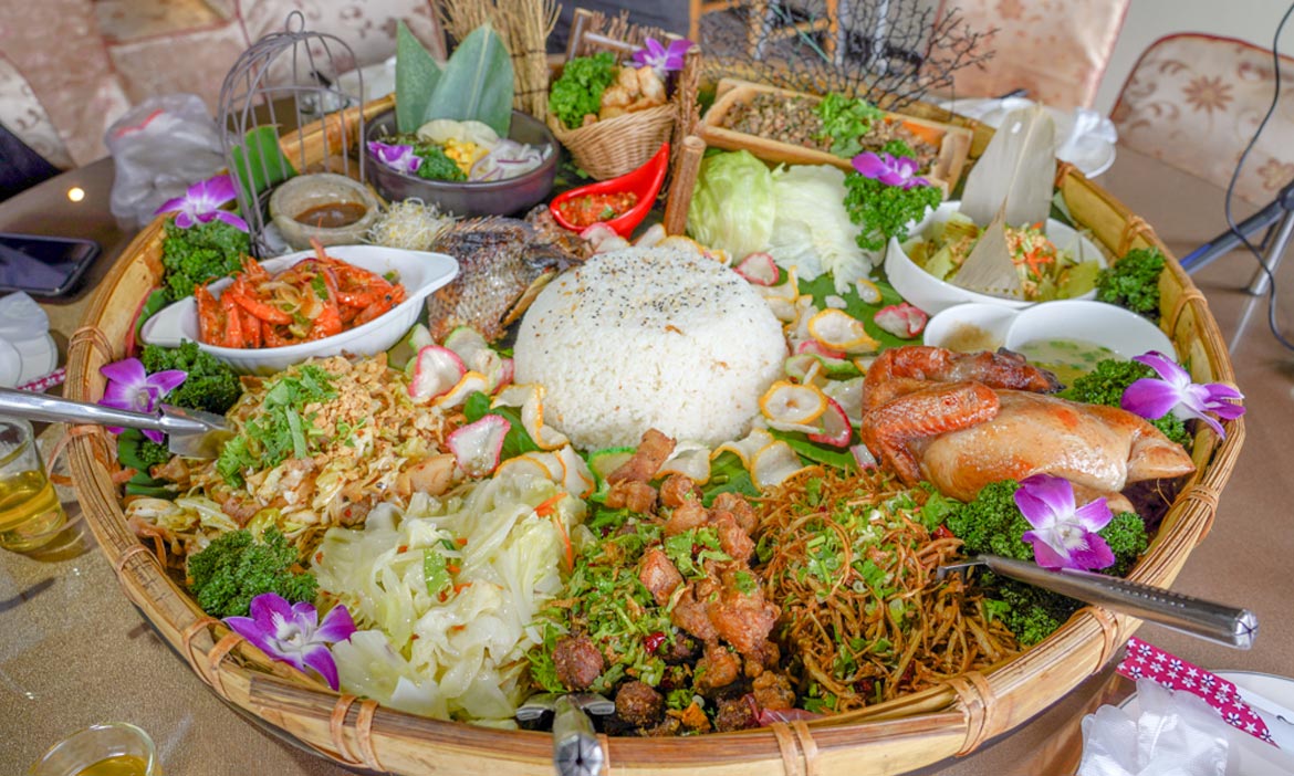 高山特色美食 南投清境滇之南傣族風味餐的「簸箕飯」，一起吃頓濃濃雲南風味
