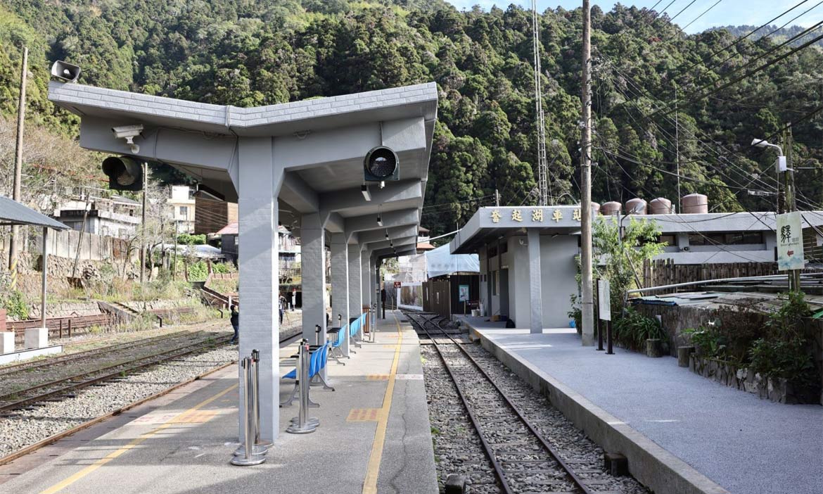山林中的嘉義奮起湖車站「反璞歸真」，景觀減法設計中保留鐵道文化風貌