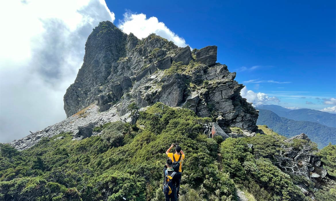 童話般的壯麗山景 北一段南湖群峰，陡峭的大岩壁是沈默的巨人