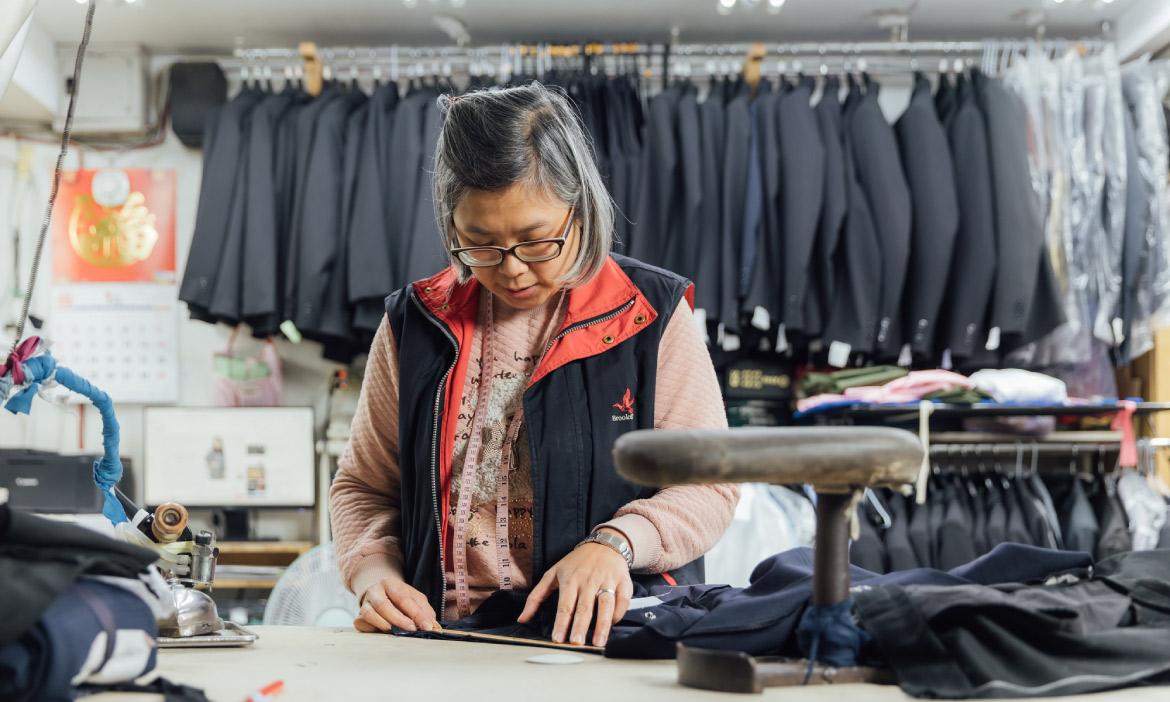 台北西門町開業50年服裝訂製店「日新西服」，傳承技藝剪裁出合身最美線條