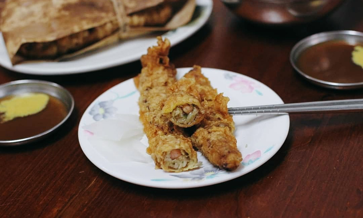 台南老派蝦捲店「府城黃家蝦捲」，美味密碼在內餡，四度遷徙熟客仍緊緊跟隨