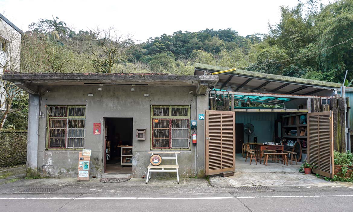 只在連假營業的非典型咖啡館，新北平溪「白石28」用回收建材和舊物，打造幽靜生活空間