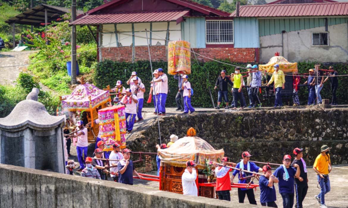 跟著台南東山佛祖媽巡遊，到青山看花看戲感受人文風情，走逛東原老街嚐道地小吃
