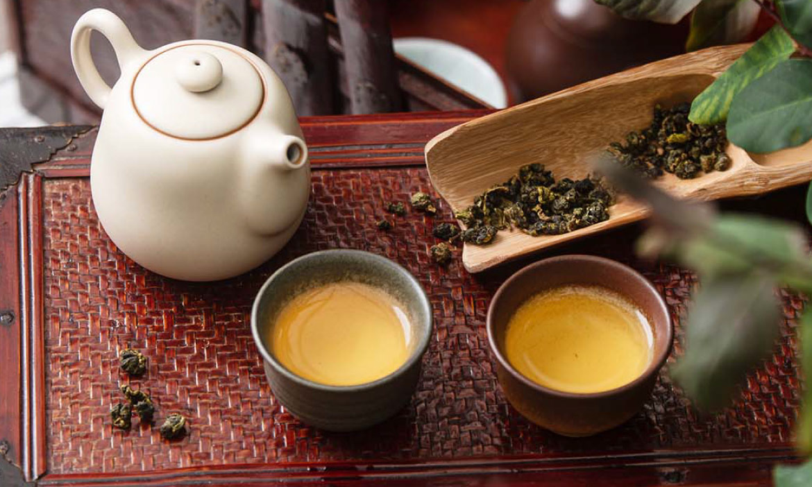 啜飲茶農堅守的烏龍之味、品一杯蜜香味高山紅茶，走進阿里山茶區喝出感動滋味