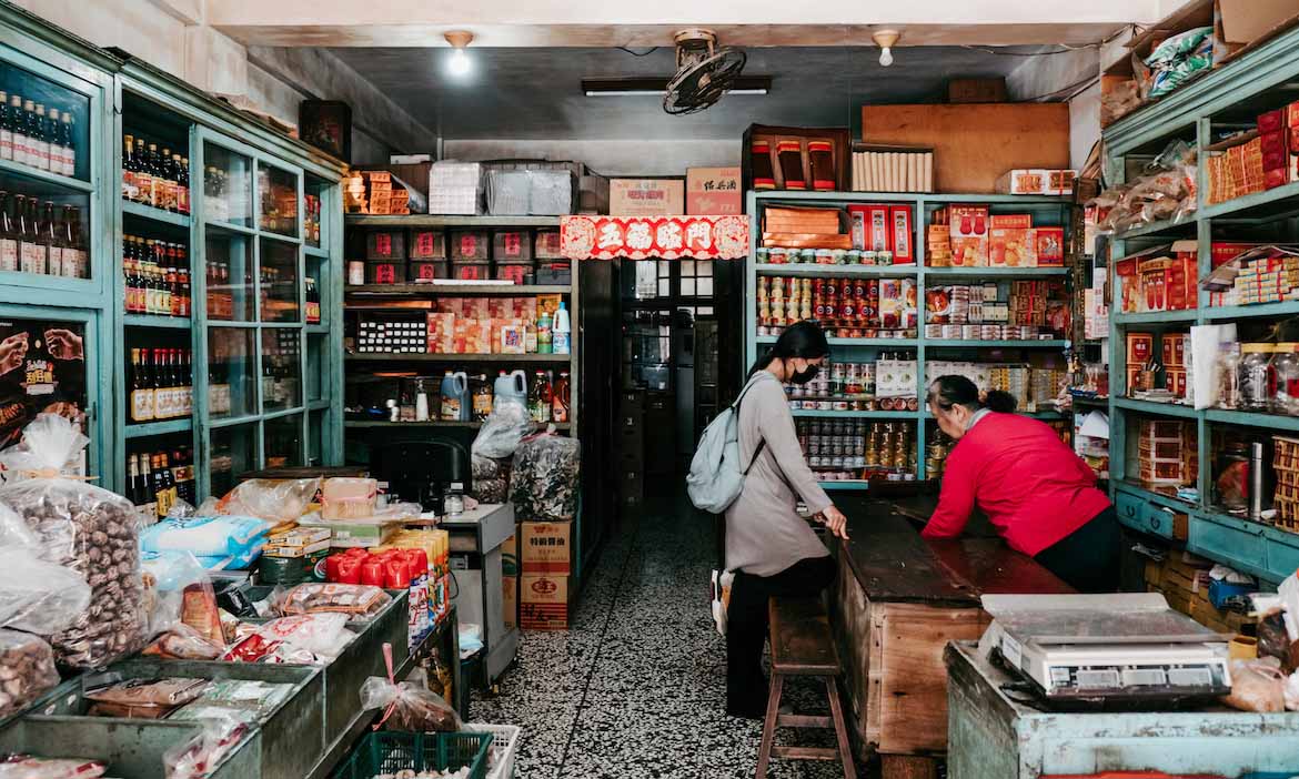走彰化北斗紅磚市場、柑仔店、理髮廳，步步拾起古市街的懷舊情懷
