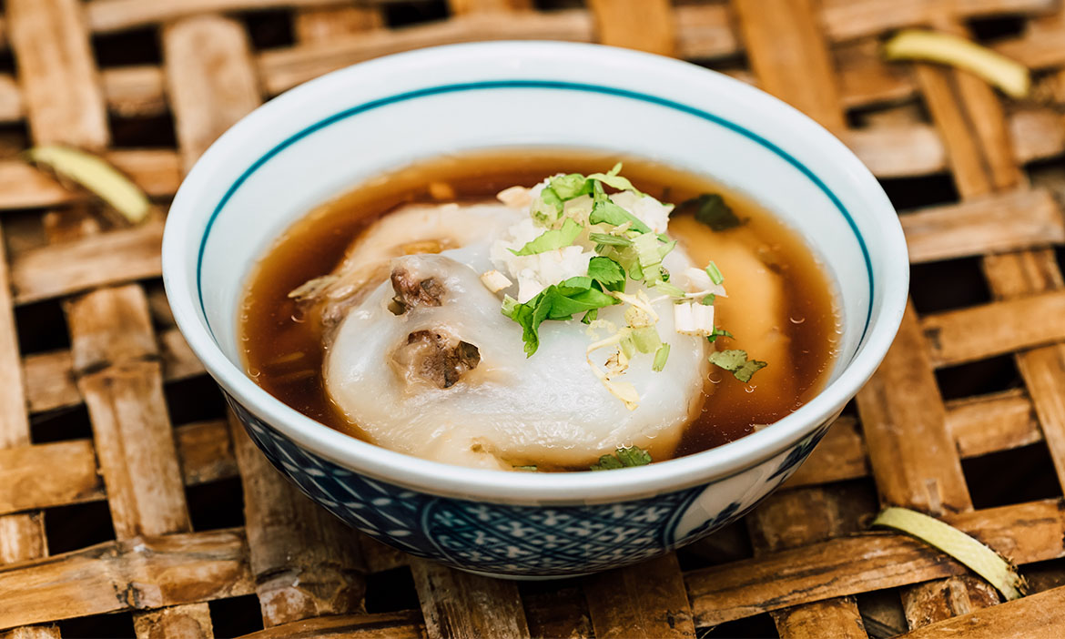 屬於屏東潮州人的口味，小瓢蒜泥蒸肉圓，配上一碗暖湯是絕配