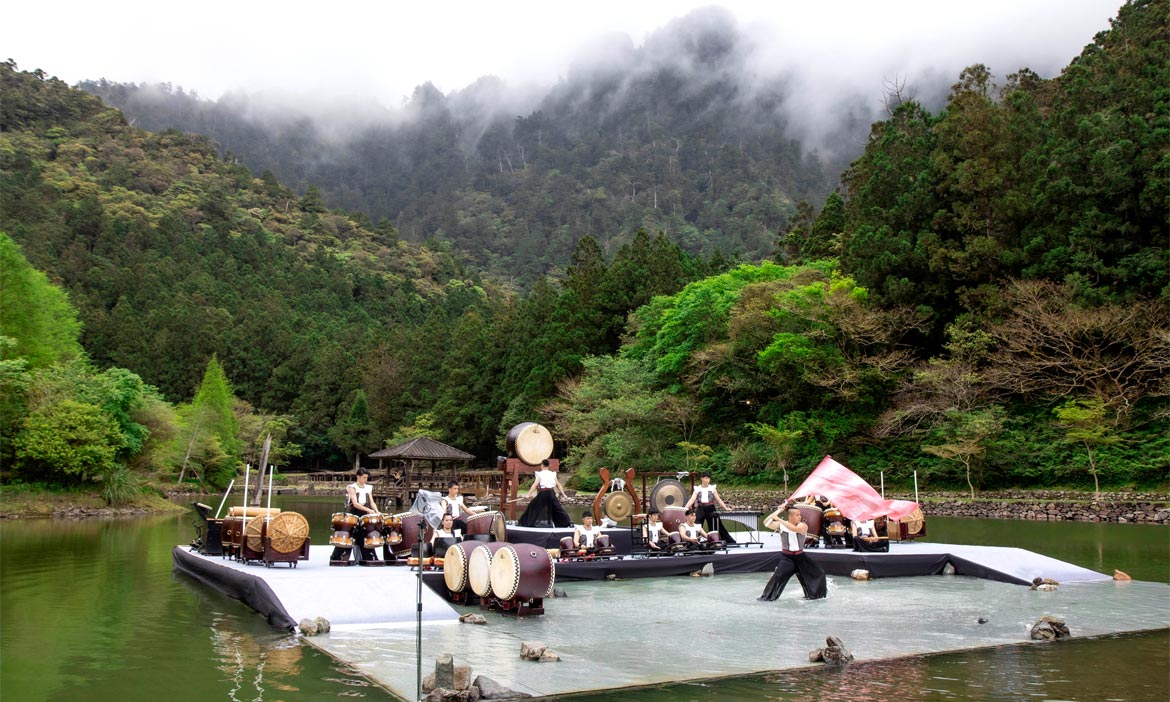 宜蘭力麗馬告生態園區明池藝術季，「池中劍」以山林為景鼓擊饗宴絕美登場