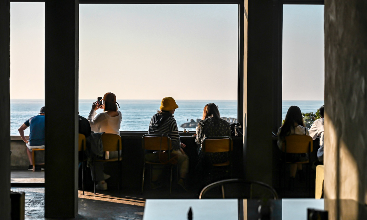 北海岸後厝漁港旁海景咖啡，預約新北三芝「我們在海邊」，看海放空迎接夕陽