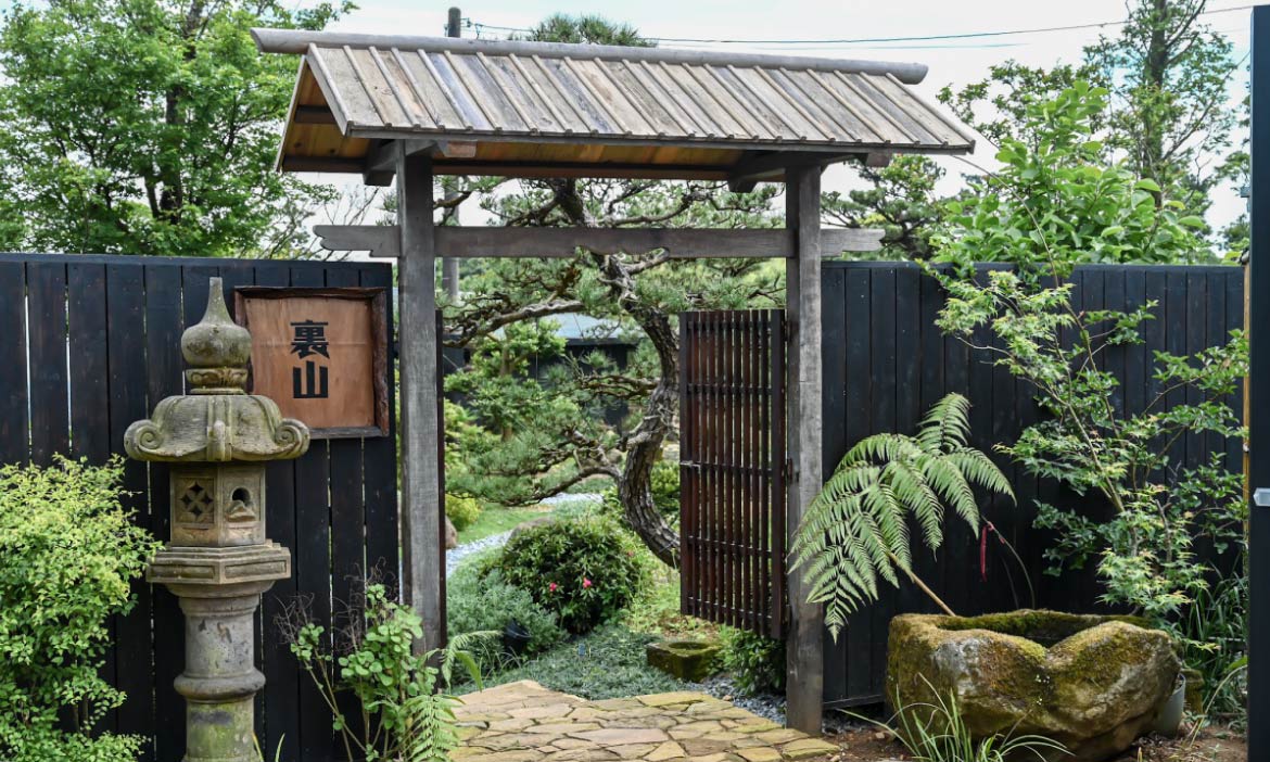 拜訪陽明山咖啡廳「Merci 裏山」，品味迷人日式庭園，溫室空間有植物與老物件