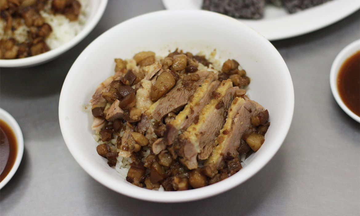 走趟隱身在鹽埕街巷內的「鴨肉本」，一探老高雄們熱愛的經典鴨肉吃食文化