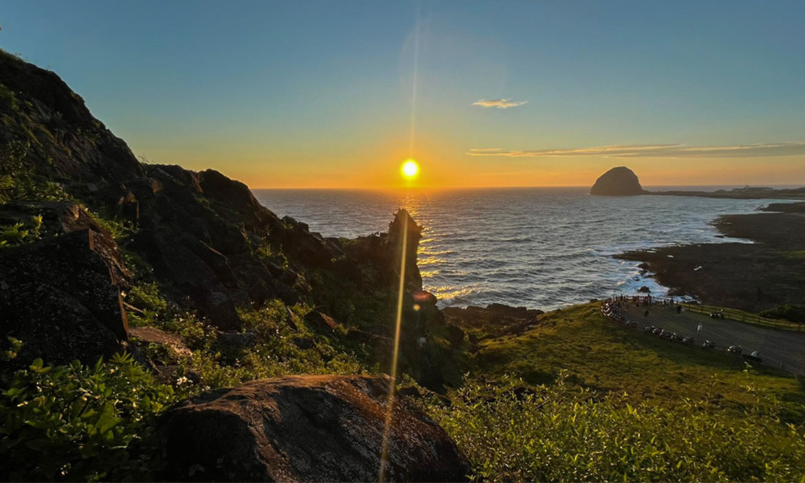 蘭嶼看夕陽景點推薦，在虎頭坡上遠眺饅頭山，傍晚時分和羊群相約欣賞夢幻日落
