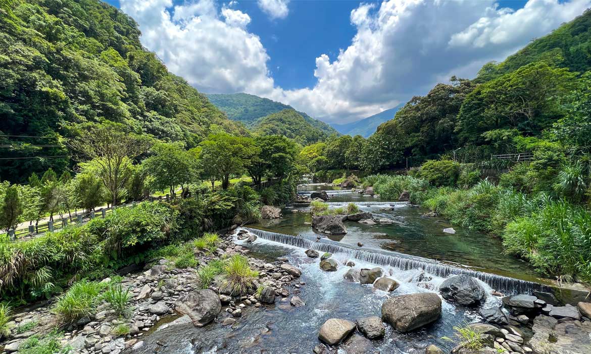 到烏來福山聽大羅蘭溪水的聲音，漫步古圳步道，賞魚、賞蝶、賞林又消暑
