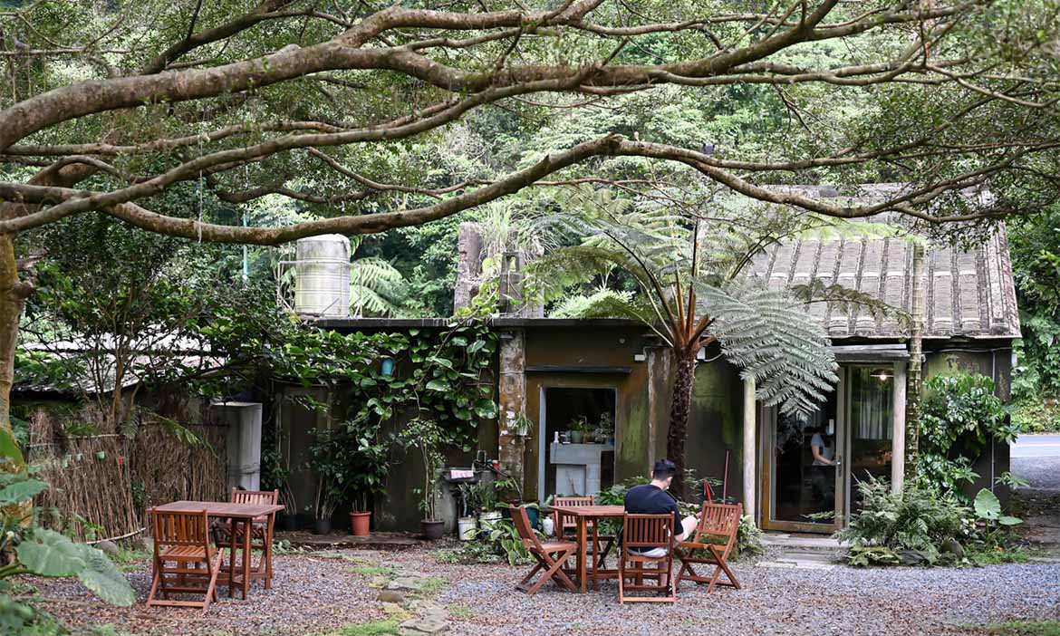 預約50年老屋改造空間，到新北金山「微微山房」，喝一杯手沖咖啡享受綠林靜謐