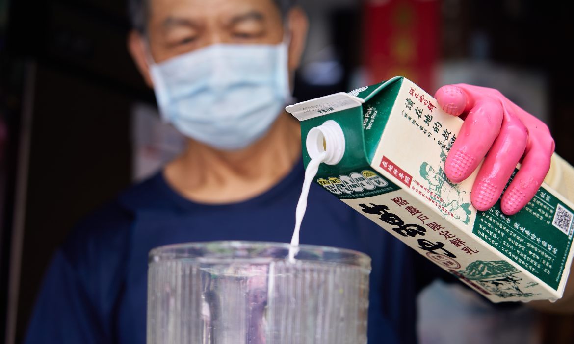 在地人從小喝到大的果汁攤！百種鮮果融入萬丹鮮乳，喝的不只是回憶，還有對品質的信賴