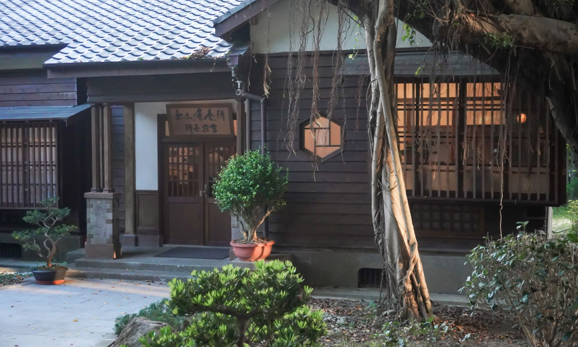 走進巷弄看近百年日式老宅，造訪台北南港「靜心苑」，在古蹟裡品嘗料理