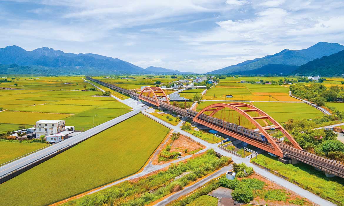 花蓮鐵道慢車旅行，探訪森林美景、走讀歷史痕跡，漫遊小鎮秋季日常