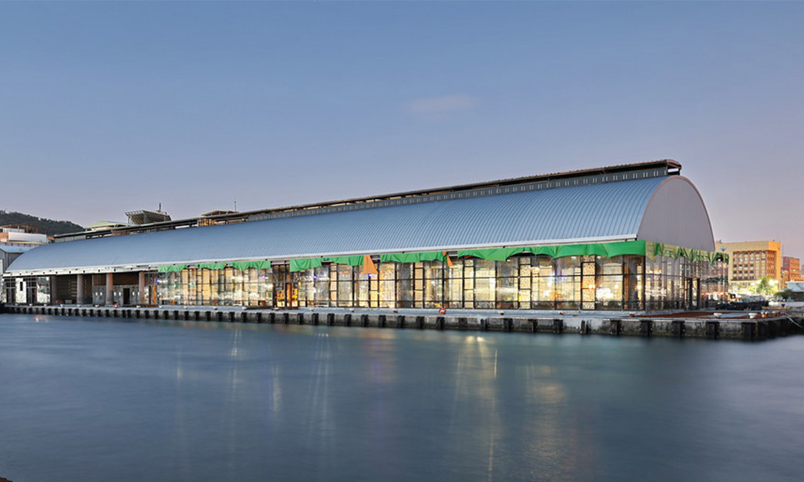 重返高雄鼓山魚市場榮光時代，老建築變身浪漫看海基地，一次滿足購物、餐飲與休憩