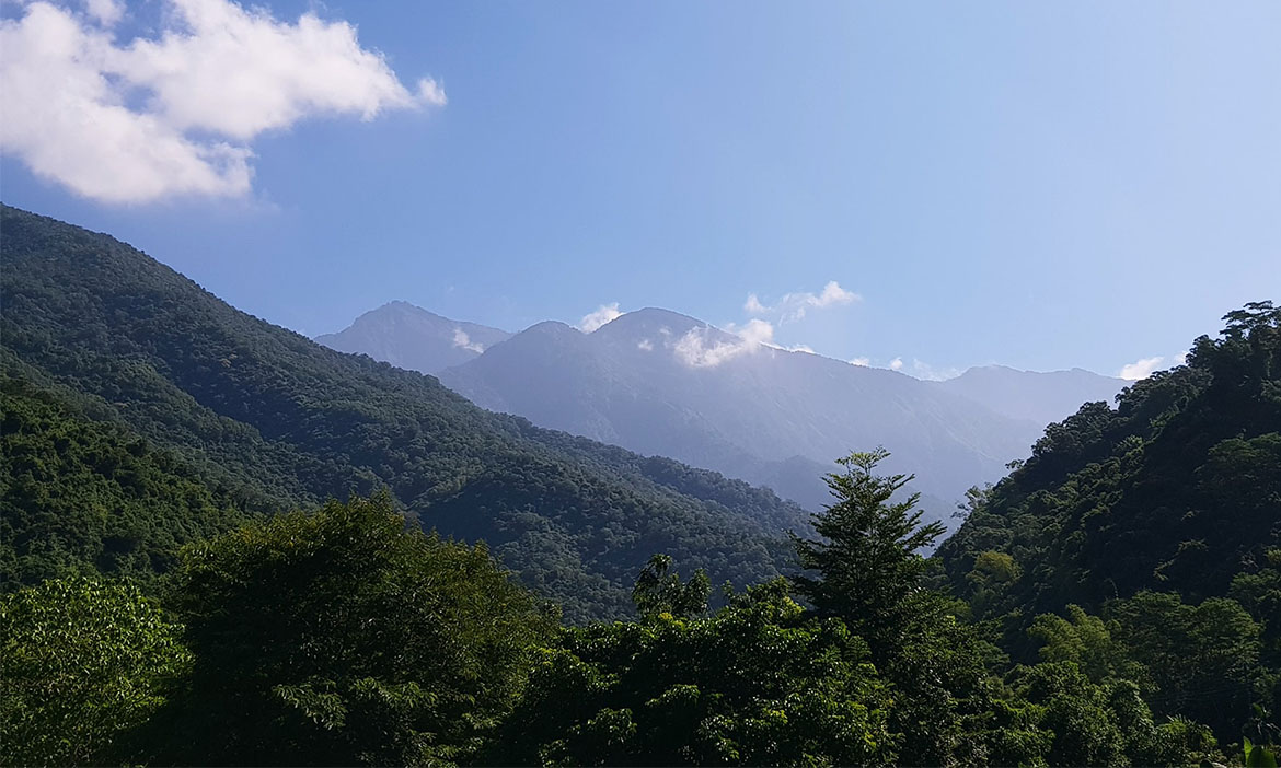 探訪屏東來義排灣聚落，走崑崙坳古道分支、品嚐風味料理，感受大山下的部落風情