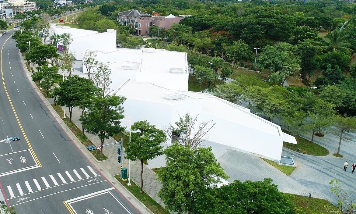 高雄內惟藝術中心試營運！龍貓隧道旁的絕美純白建築，打開藝術與城市間的對話