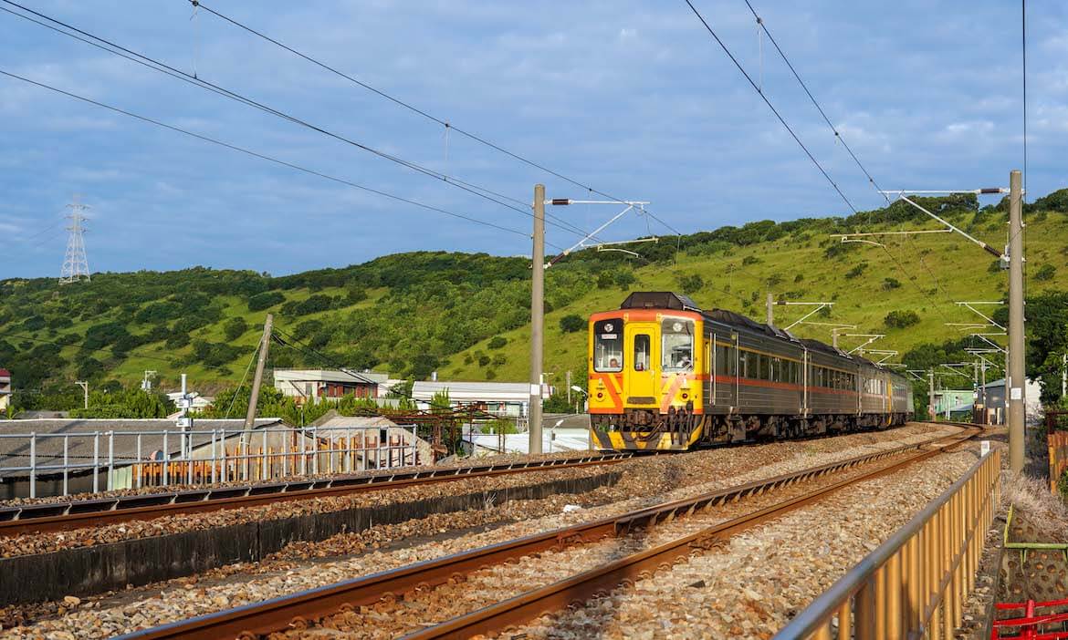 台鐵海線通車百年，火車鳴笛後，下一站來趟台中大甲、清水雙鐵小旅行