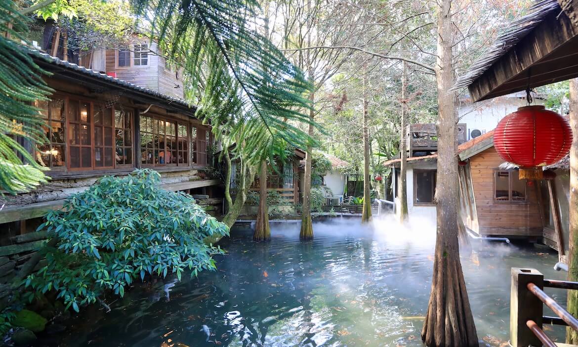 造訪苗栗三義卓也小屋，在落羽松與流水交織的詩意風景中，享用優美藍調輕食