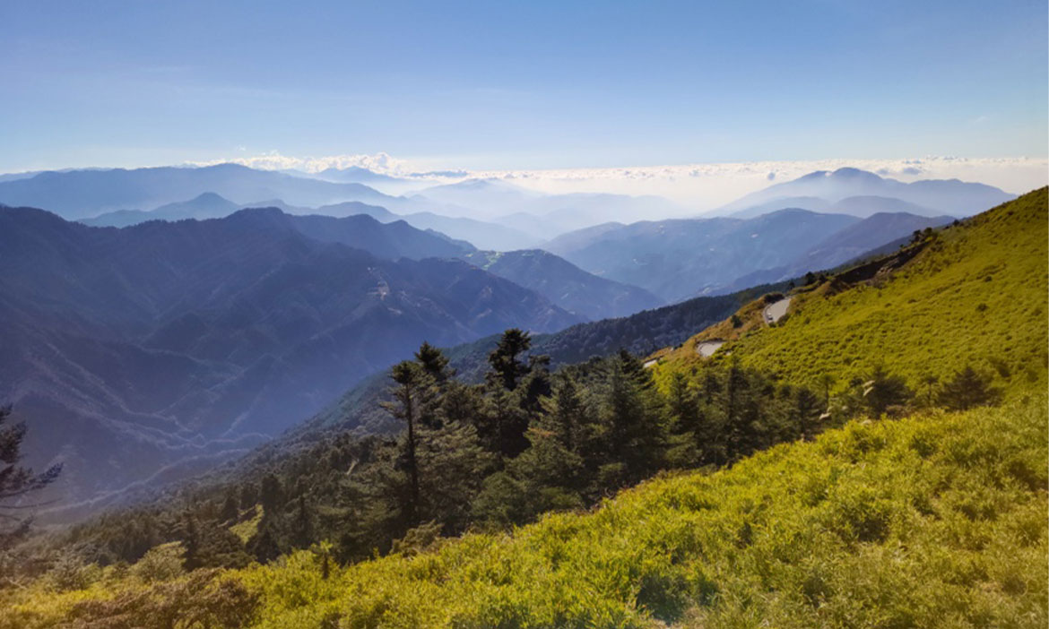 初見合歡山群峰美景，雲海翻滾流動、山稜線風景如畫，體驗買不到的震撼感動