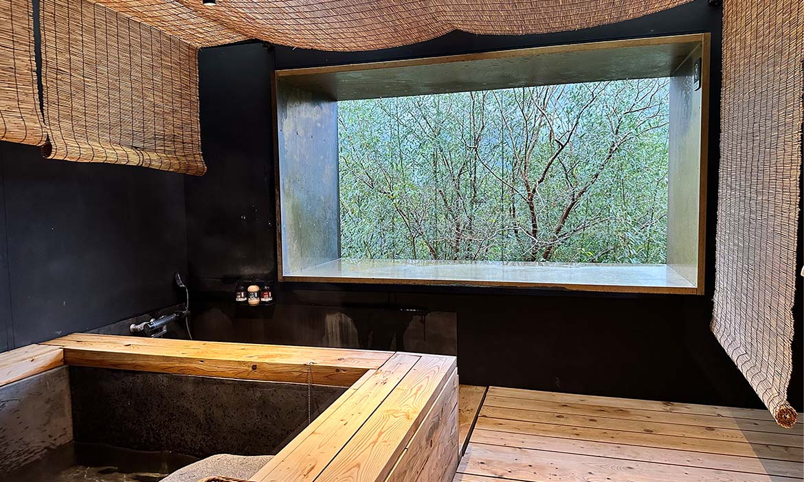 藏在山林裡的溫泉瑰寶，新北烏來「馥森阪治」，在山嵐雲煙大自然裡泡湯